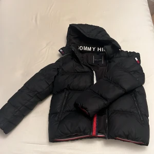 tommy hilfiger dunjacka - säljer denna fina och välvårdad jacka då den börjar bli för liten för mig och inte används mycket. jackan är i väldigt bra kondition och har inga skador. 9/10 kondition. köpt på kidsbrandstore för några månader sedan. tveka inte för frågor. org. pris 2000