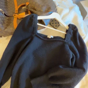 Svart stickad tröja!  - Så mysig och även en liten finare tröja som går och ha på typ middagar! Är lite nopprig men inget märkbart!