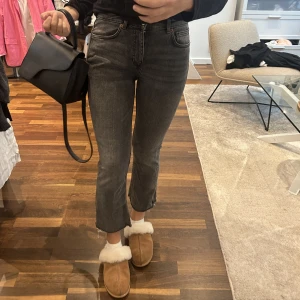 Zara jeans  - Jättefina zara jeans, använda ett fåtal gånger. Säljer pga att jag inte använder dem längre 🤍