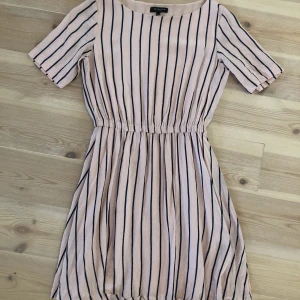 Klänning - Selected femme  - Rosa randig klänning i storlek 38, kortare modell.  Märke Selected femme.