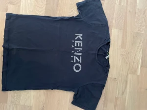 4 t-shirts Adidas Kenzo Phillips Plein strl 146/152 - Paketpris 4 t-shirts i paketet 2 adidas t-shirts med olika storlekar, den ena i strl 146 och den andra i strl 152 