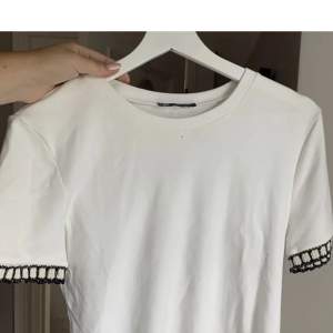 Säljer denna fina t-shirt från Zara med svarta och guldiga detaljer🤍 Tröjan är  endast använd ett fåtal gånger och därför i nyskick.