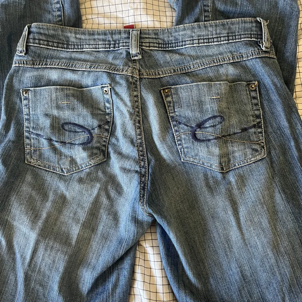 Säljer mina jättesnygga jeans från edc by esprit då de är lite för stora för mig. De är i storlek 30. Jag som är 168 hade velat att de va lite längre i längden. Använd fåtal gånger och har inga synliga effekter. Söta detaljer på bakfickorna.💕. Jeans & Byxor.