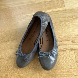 Ballerinaskor  - Från Tamaris i stl 38 😊💓ge gärna prisförslag 😋