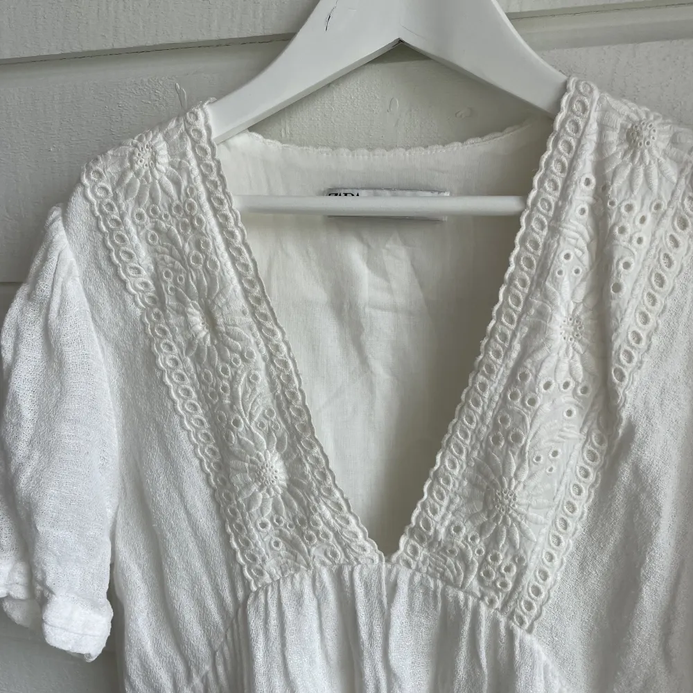 Säljer denna så fina vita klänningen i linne från Zara, den är i sparsamt skick då den knappt är använd 💗. Klänningar.
