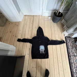 Limitato hoodie - Säljer min supersnygga limitato hoodie, använd 2 gånger, storlek M, mörkblå, bra skick, priset är inte skrivet till sten!