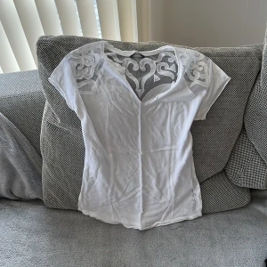 T shirt guess - Säljer denna coola tshirt från guess, använd två gånger 💗