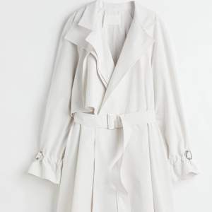 Hejsan, nu säljer jag min fina vita kappa då den inte kommer till nån användning. Den är sparsamt använd och i gott skick. Köptes på H&M för 800kr jag säljer den för 250kr. Vid frågor eller funderingar hör av er!💕