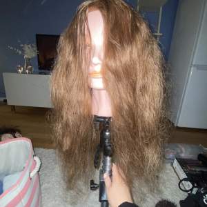Långhårs docka för frisör och stylist.  Med tillhörande stativ (bänk stativ inte golv)  Använt till 1 uppsättning aldrig klippt håret. 