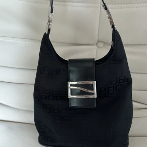 Väska  - Jättesnygg väska! Köpt second hand på humana 