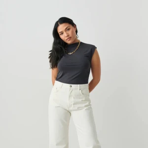 Topp från Gina tricot - Supersnygg topp från Gina tricot, i färgen mörkgrå, endast använd en gång så i nyskick<33