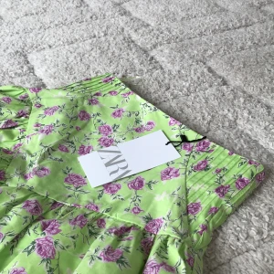 Zara kjol - Snygg zara kjol, HELT oandvänd+lapparna är kvar! Kjolen har inbyggda shorts under kjolen. Nypris 299kr säljer för 99+frakt. Kom privat för fler bilder eller frågor.💗❤️💗❤️💗💗💗❤️💗❤️💗❤️💗