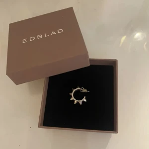 Edblads örhänge - Ett jättefint örhänge ifrån Edblad. Säljer pågrund att att jag har 3 av samma örhänge. Fint skick💕 Jättebra om man tappat bort sitt ena