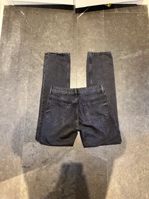 Midwaist jeans zara - Storlek 36, skick 10/10. Så fina men kommer inte till användning. Försten till kvarn. Klicka gärna på köp nu ❤️
