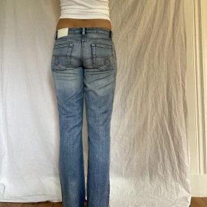 Lågmidjade bootcutjeans  - Midjemått- 36cm (rätt över)  Inerbenslängd - 73cm  Jag är 170 på bilderna! Inga defekter!  Du kan använda KÖP NU💕