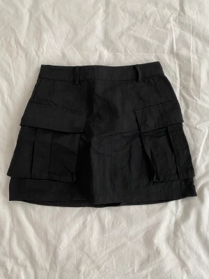 Cargo Kjol  - En cool Cargo kjol från & Other Stories som en gång var min favo men är dags att släppa taget, Använt flera ggr såklart, men väl omhändertagen därför i mycket bra skick.  Säg till om fler bilder📸  Kan mötas upp i Uppsala annars står köparen för frakten✨