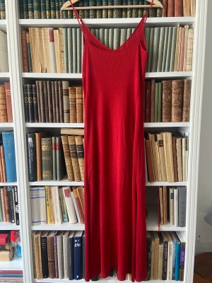 Rödklänning - Rödklänning med små slitsar på sidorna. Lite halvt see through, bomull. 