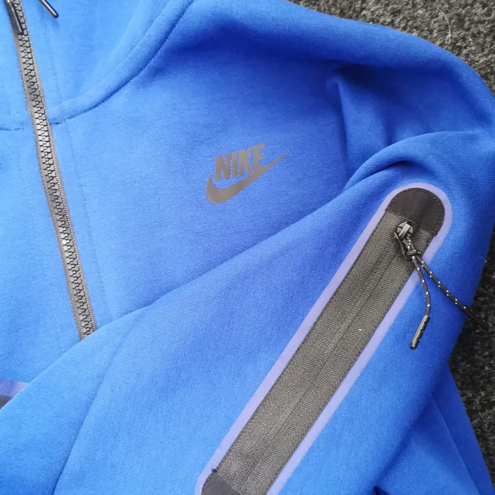 Royal Blue Tech Fleece använd men fortfarande i bra skick 8/10. Pris kan diskuteras vid snabb affär. Hoodies.