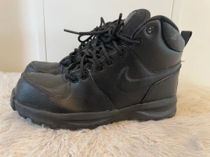 Nike kängor 37,5 - Fina och robusta varma Nike kängor i strl 37,5 Har använts få tal ggr