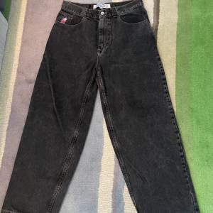 Bigboy jeans från polar i svart, använda men i mycket bra skick och utan skador. Storlek M. Skriv till mig om du undrar något