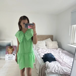 Klänning - Så fin klänning från Zara! Jag brukar ha storlek 36/38 och är 170 cm lång!🤍