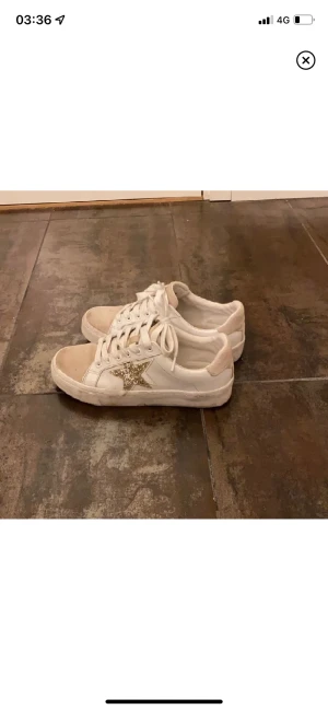 Skor!! - Jätte fina skor som passar till allt! Säljer då dom inte kommer till användning:( Passar till allt❤️ nypris 899 på plick. Pris får att diskutera 