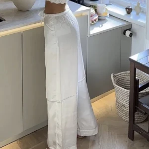 satin byxor - Säljer dessa sjukt snygga satin byxorna som är helt nya och aldrig använda! Säljer pga att jag har för många💕💕Köpta för 500 kr