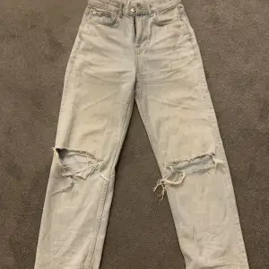 Säljer dessa jeans från Gina Tricot, har två fläckar längst ner på ena benet men är annars i bra skick. Pris kan diskuteras