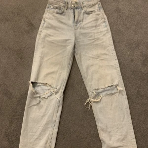 Jeans från Gina  - Säljer dessa jeans från Gina Tricot, har två fläckar längst ner på ena benet men är annars i bra skick. Pris kan diskuteras