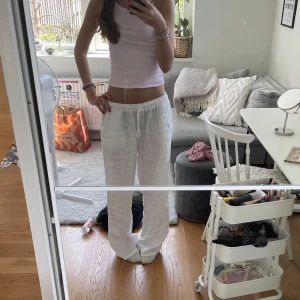 Lågmidjade linnebyxor - Skit snygga lågmidjade linnebyxor som tyvärr inte kommer till användning pga att jag har ett liknande par