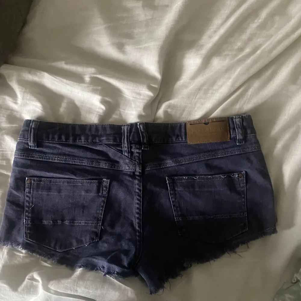 Säljer dessa jeans shorts i as cool blå lila färg, köpta i Spanien 🌸🤩köparen står för frakten . Shorts.
