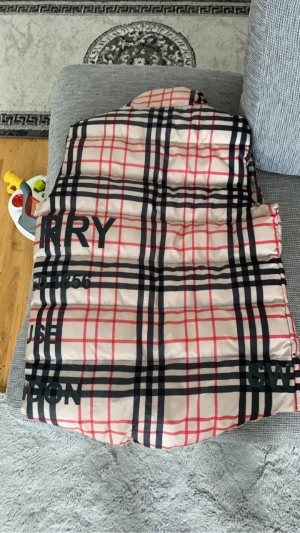 Burberry väst - St s men kan användas av m oxå 