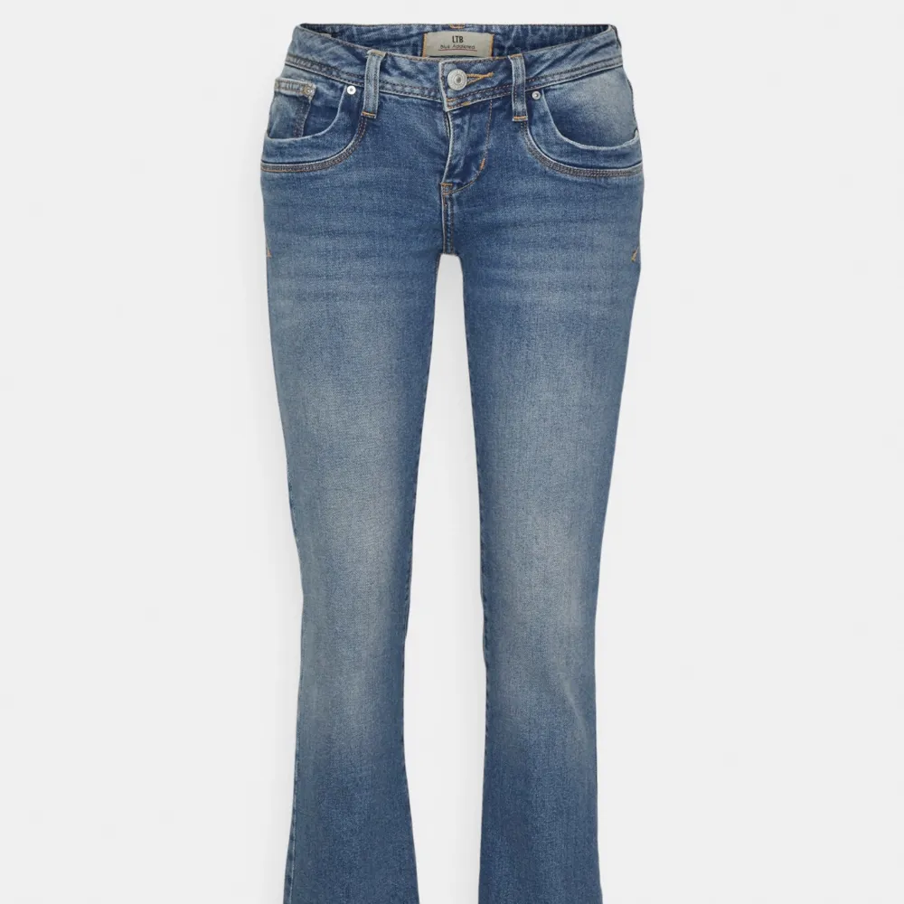 Säljer dessa Ltb jeans i modellen valerie som är low waist och bootcut Strl 28 i midjan, 34 i längd ❤️midjemått(rakt över) 38 cm, Innerbenslängd 80cm. Jeans & Byxor.