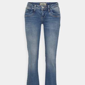 Säljer dessa Ltb jeans i modellen valerie som är low waist och bootcut Strl 28 i midjan, 34 i längd ❤️midjemått(rakt över) 38 cm, Innerbenslängd 80cm