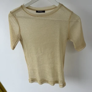 Glittrig tröja  - Från zara i stl s. Köpt secondhand men aldrig använt den själv 💓