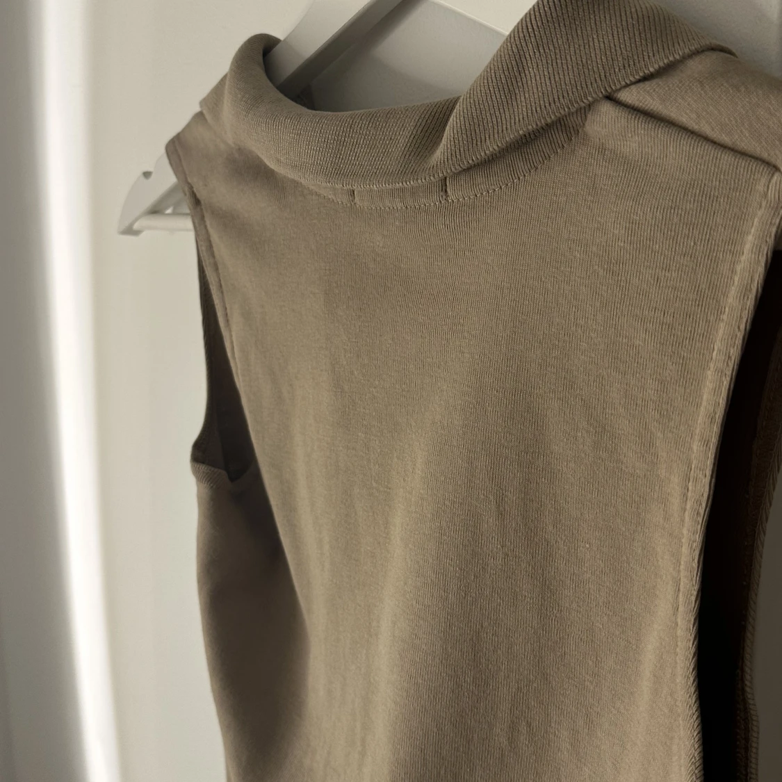 Sandfärgad pikétopp - 90