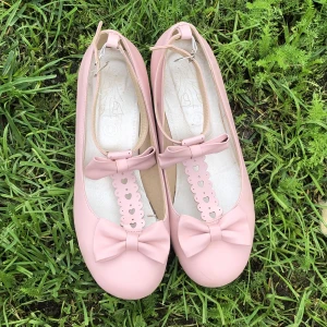 Gulliga pumps - Säljer mina fina skor som jag hade på studenten, vara använda en gång. Är egentligen storlek 43 men de passar 41/42.