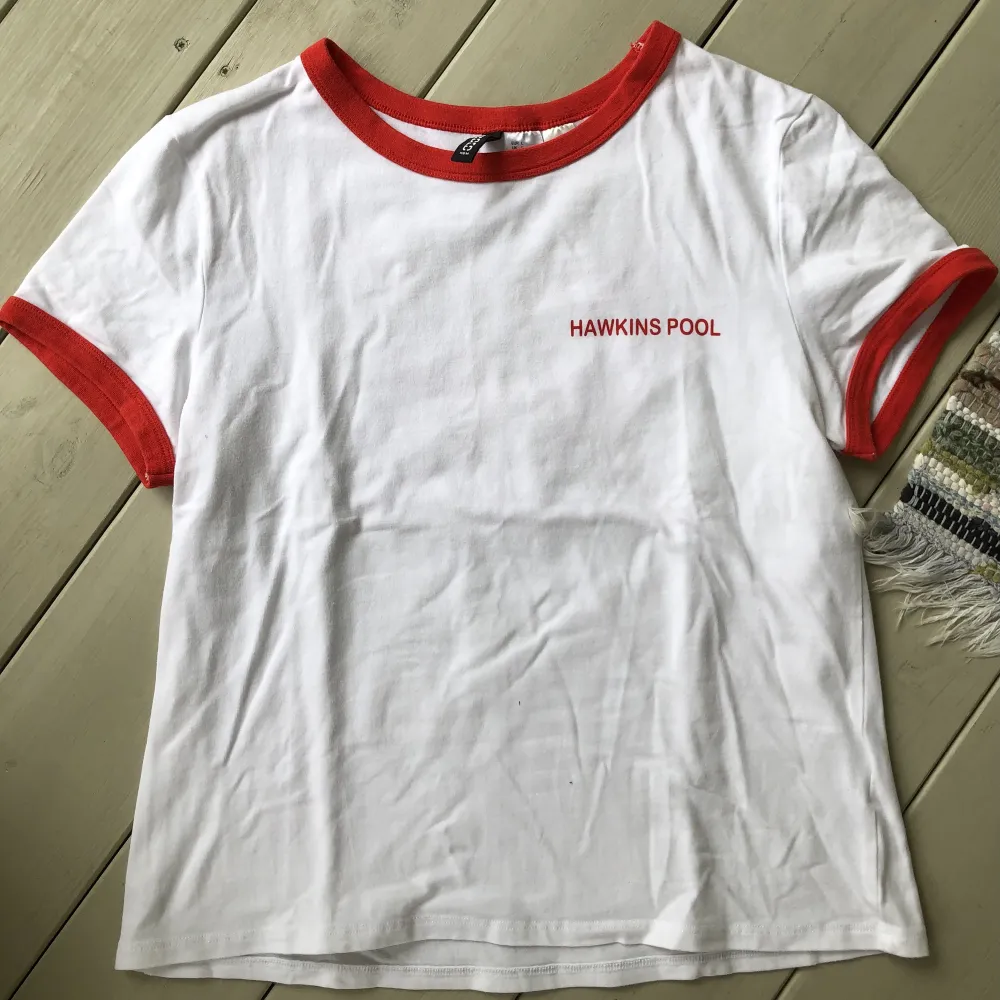 En kortare Stranger Things t-shirt från H&M med tryck på fram- och baksida. Använd fåtal gånger, relativt fint skick. 🌺 Katt finns i hemmet.. T-shirts.