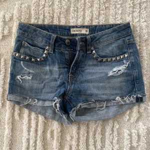 Jeans shorts  - Säljer dess jeans shorts från lidex för att de inte kommer till användning❤️ingen aning om ordinarie pris men de är i bra skick❤️priset går abslout att diskutera, satte det beroende på användning och skick 