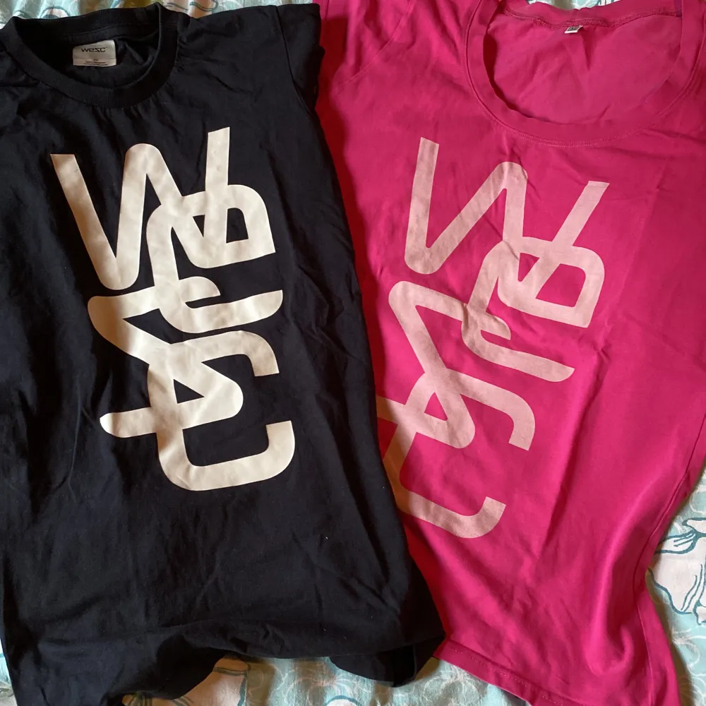2 T-shirt som är mycket lite använda.  Den svarta har märkeslapp i halsring med det har ej den rosa men de upplevs lika stora . T-shirts.