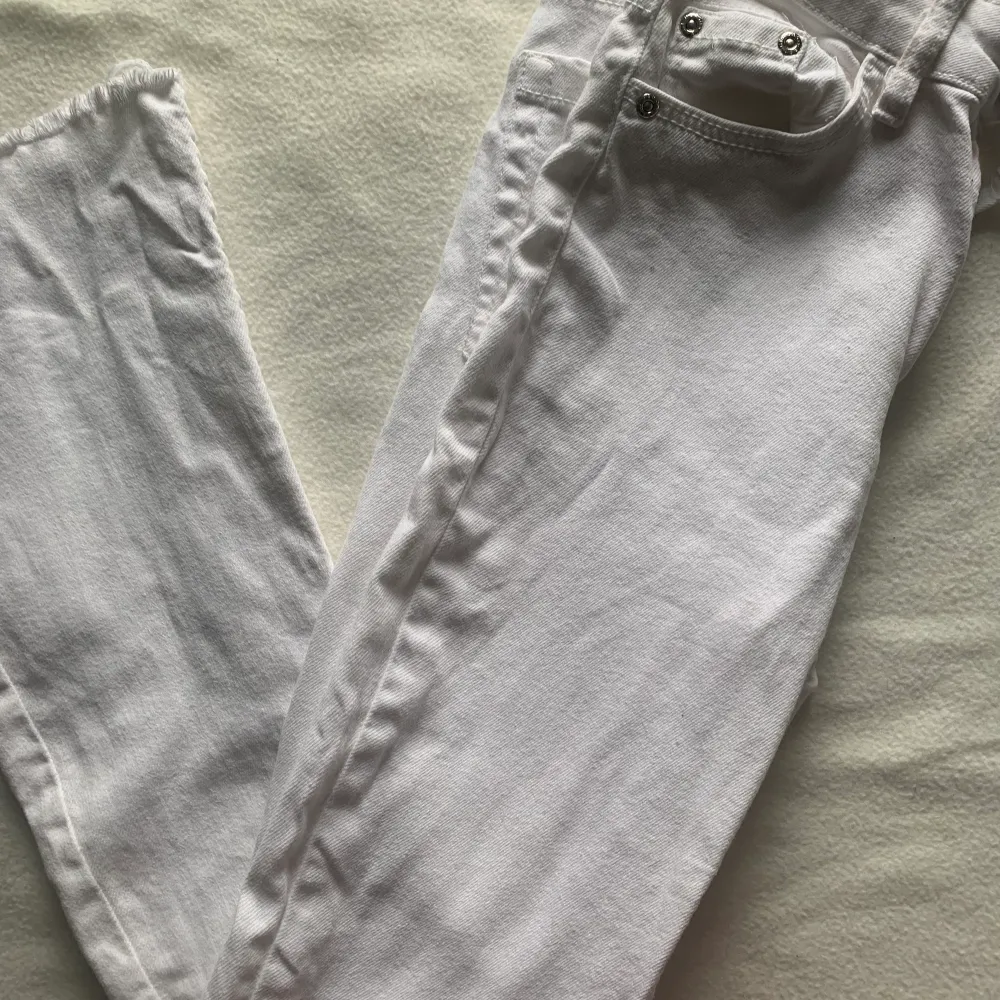 Säljer dessa gråa jeansen i strlk 146/154 från h&m. Jeans & Byxor.