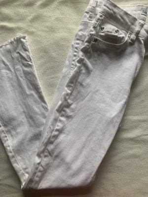 Gråa jeans - Säljer dessa gråa jeansen i strlk 146/154 från h&m