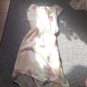 Klänning  - En rygg lös blommig klänning skön och fin 