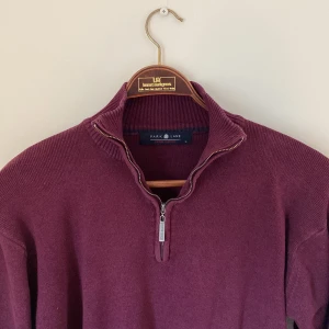 plommonfärgad tjocktröja - halvpolo med dragkedja. finstickad