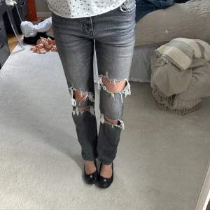 Oandvända zara jeans med slitningar och hål fram och bak! För referens är jag 175 o de är lite för norta på mig!🥰