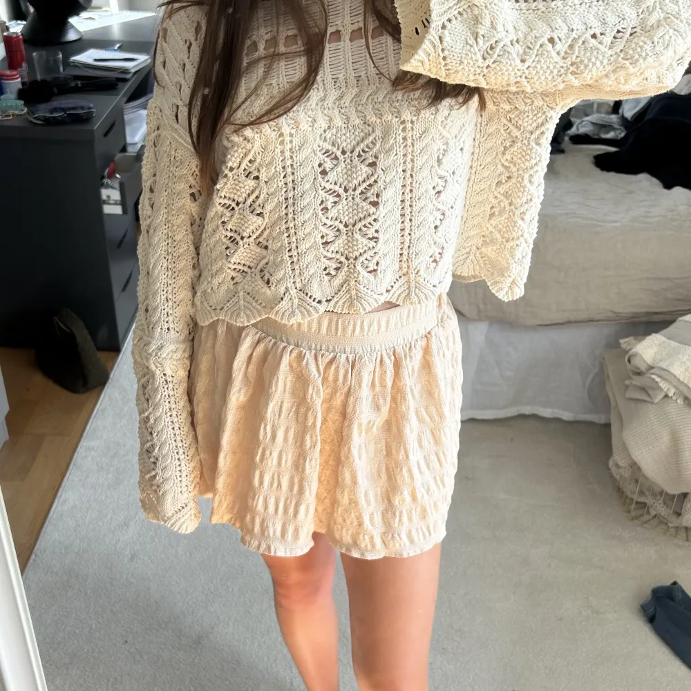 Superhärlig kjol från zara i en beig/cremefärg💕 så fin och helt oandvänd. Räfflat material och byxor under så typ en byxkjol!. Hameet.