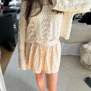 Såå fin beige/cremefärgad kjol - Superhärlig kjol från zara i en beig/cremefärg💕 så fin och helt oandvänd. Räfflat material och byxor under så typ en byxkjol!