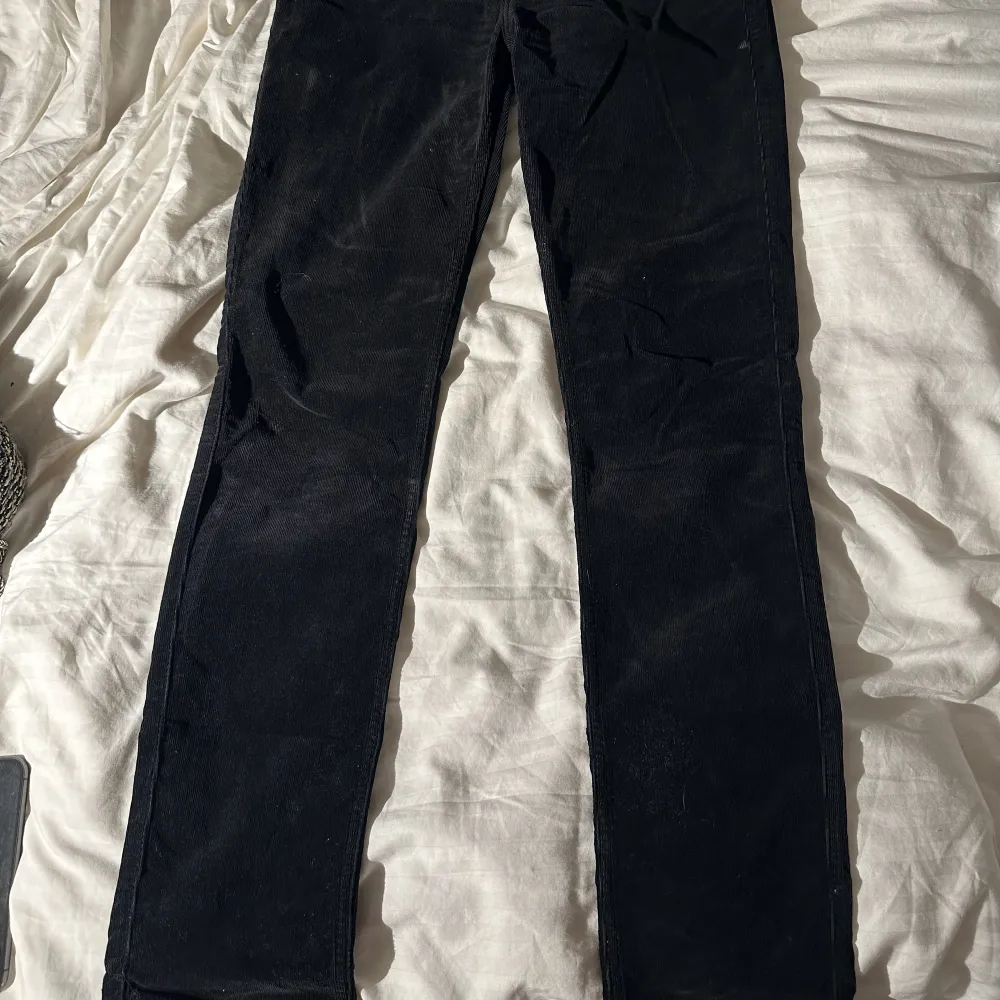 Jeans/ manchesterbyxa från Lee. Rak modell med full längd och låg midja (W27 L33) ⭐️. Jeans & Byxor.