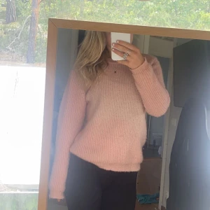 Rosa stickad tröja - Säljer denna superskönt tröja för den kommer inte till så mycket användning, hör av er vid frågor eller om ni vill ha mer bilder💕