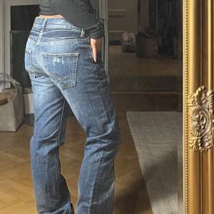 Så fina raka lågmidjade jeans från crocker som inte kommer till användning. Storlek 30/32 men skulle säga det passar en 36. Jag är 170cm lång ❤️